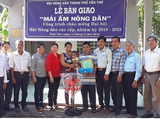 Bàn giao “Mái ấm nông dân”