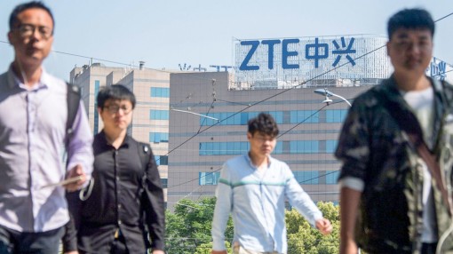 Ông Trump “xuống thang” vụ ZTE