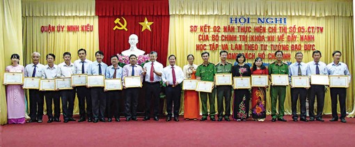 Biểu dương những điển hình tiêu biểu làm theo gương Bác