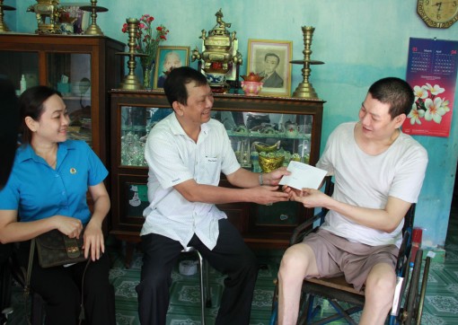 Thăm, tặng quà công nhân bị tai nạn lao động