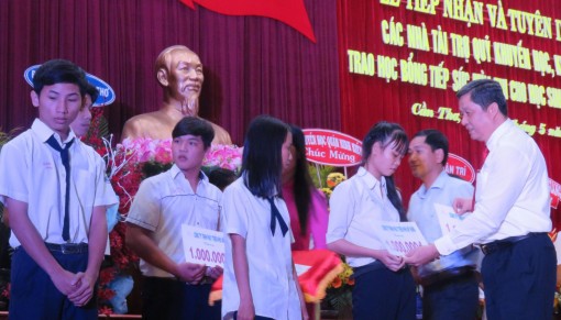 Vận động trên 300 tỉ đồng cho quỹ khuyến học, khuyến tài