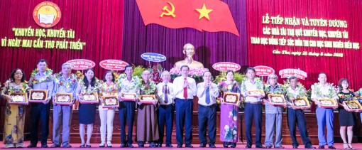 Vận động trên 300 tỉ đồng

cho Quỹ Khuyến học, khuyến tài