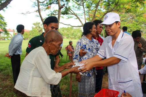 Bác sĩ Cần Thơ khám bệnh cho 2.000 người nghèo tại Vương quốc Campuchia