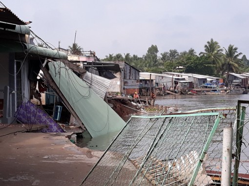 19 căn nhà bị thiệt hại, 15 căn nhà phải di dời khẩn cấp do sạt lở bờ sông Ô Môn