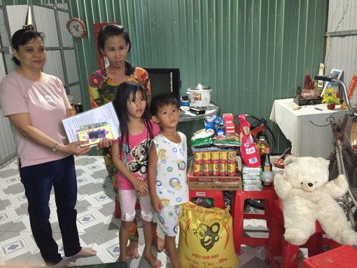 Thăm và tặng quà các hoàn cảnh thương tâm