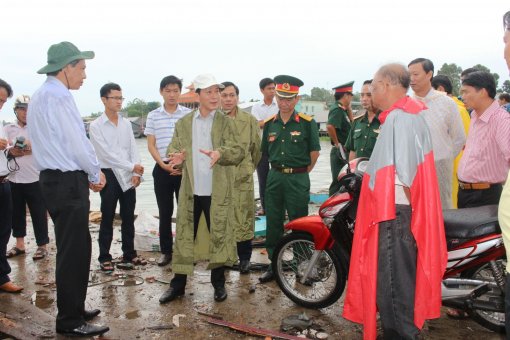 Chủ tịch Võ Thành Thống kiểm tra sạt lở ở Ô Môn, động viên hỗ trợ người dân ổn định cuộc sống