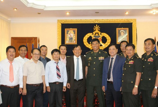 Thăm đơn vị Quân đội Hoàng gia và Bộ Quốc phòng Campuchia