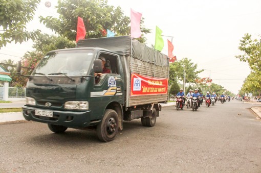 Ra quân hưởng ứng Năm an toàn giao thông 2018