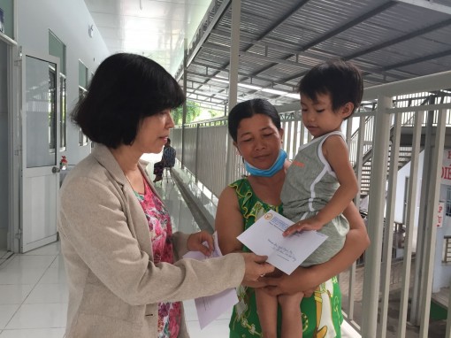 Hội Bảo trợ bệnh nhân nghèo và bạn đọc giúp bé bị ung thư máu