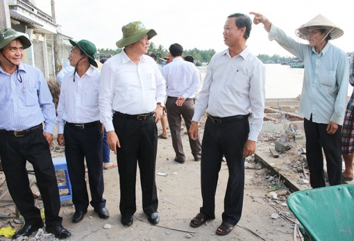 Lãnh đạo thành phố kiểm tra tình hình sạt lở tại quận Ô Môn