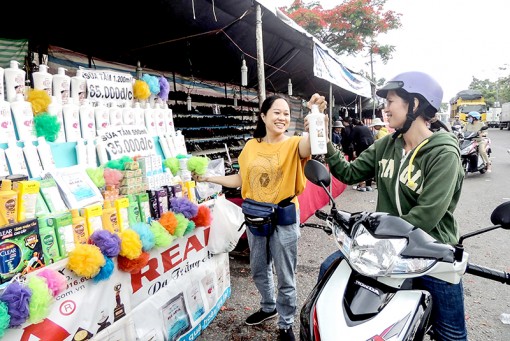 Ấm lòng phiên chợ công nhân