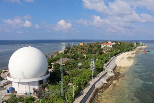 Các điểm đảo Trường Sa xanh tươi cây lá giữa biển khơi sóng vỗ