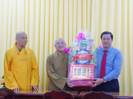 Lãnh đạo thành phố, các địa phương chúc mừng quý vị chức sắc, phật tử nhân Đại lễ Phật Đản 2018