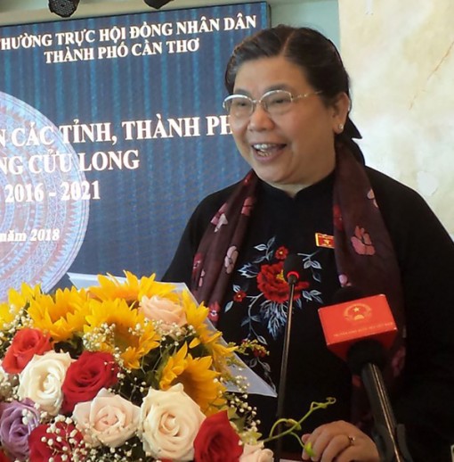 Cụ thể hóa các chủ trương của Đảng, chính sách, pháp luật của Nhà nước thành các nghị quyết 
phù hợp với tình hình thực tế của địa phương