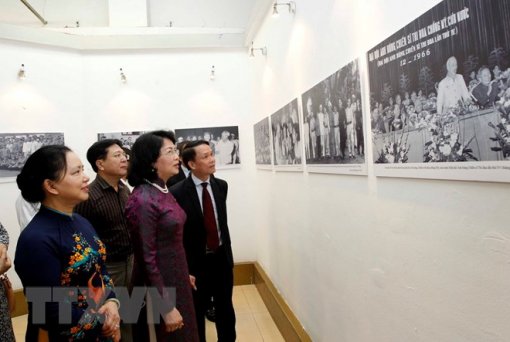 Khai mạc Triển lãm ảnh "70 năm thi đua yêu nước"