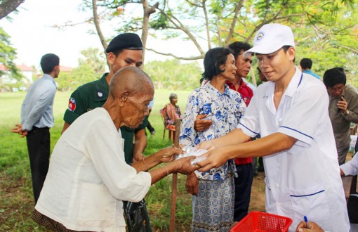 វេជ្ជ​បណ្ឌិត​ក្រុង​កឹង​ធើ​ធ្វើ​ការ​ពិ​និត្យ​ជំ​ងឺ​ជូន​អ្នក​ក្រី​ក្រ

នៅព្រះរាជាណាចក្រកម្ពុជាចំនួន២.០០០នាក់