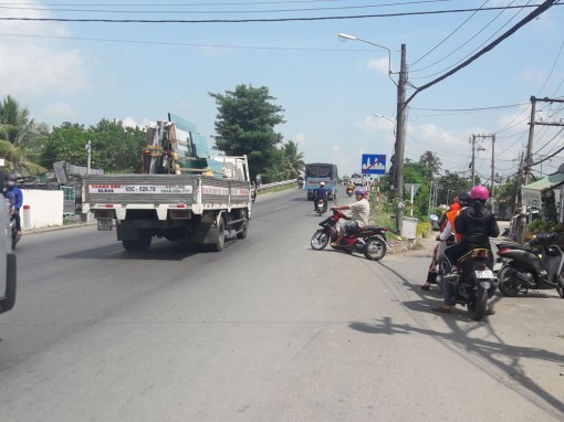 Nguy hiểm khi rẽ trái ngay dốc cầu