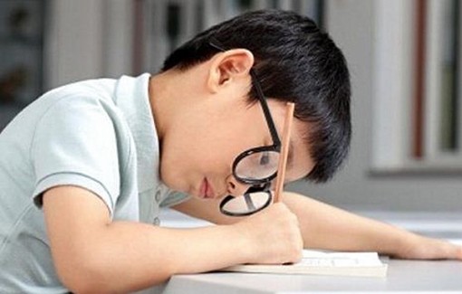 Những sai lầm gây cận thị nặng bạn nên biết