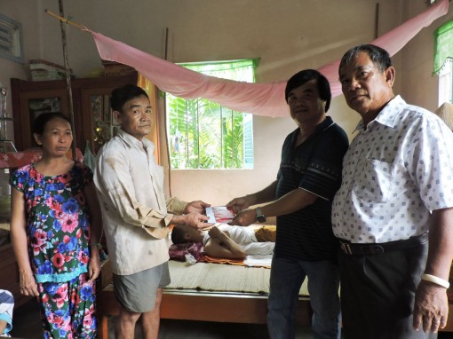 Nhà hảo tâm tặng em Nguyễn Vũ Linh 5 triệu đồng