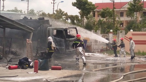 Cháy xe bồn tiếp nhiên liệu, tài xế xe bị bỏng nặng