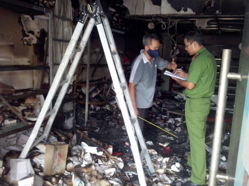 Cháy cửa hàng giày Juno trên đường 30-4