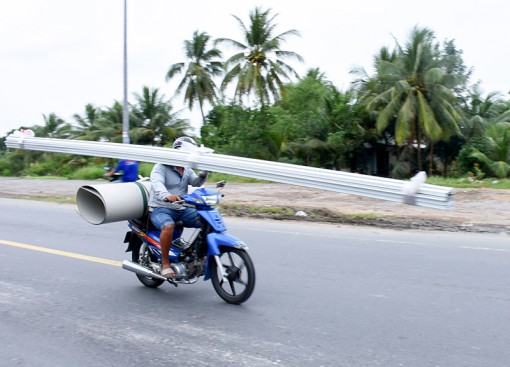 Xử lý nghiêm người điều khiển mô tô mang vác vật cồng kềnh