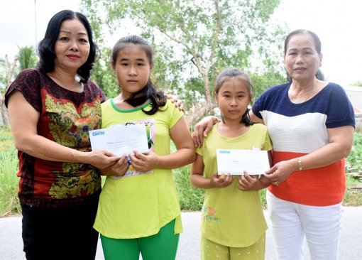 Giúp hai trẻ mồ côi có điều kiện tiếp tục đến trường