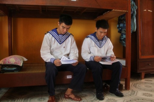 Quà ra Trường Sa