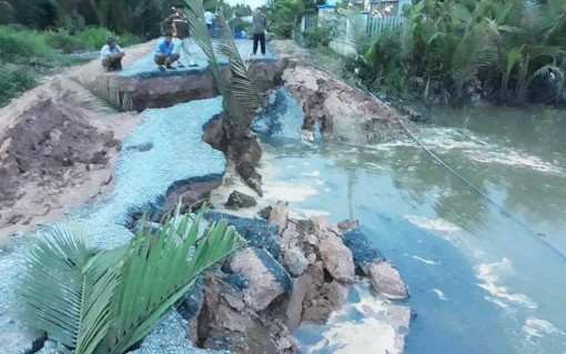 Long An: Sạt lở nghiêm trọng, giao thông tắc nghẽn ở Cần Giuộc