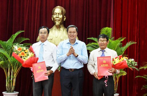 Thành ủy Cần Thơ trao quyết định điều động,

phân công cán bộ