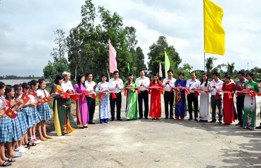 Nâng cao hiệu quả lãnh đạo,

đưa Nghị quyết của Đảng vào cuộc sống