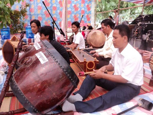 ជន​រួម​ជាតិ​ខ្មែរ​ថើយ​ប៊ិញ ខិត​ខំ​ឈាន​ឡើង​