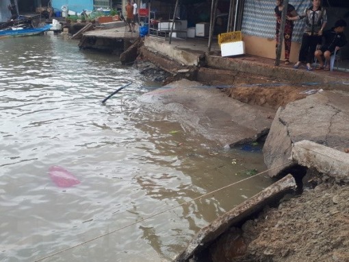 Cà Mau: Sạt lở trong đêm nhấn chìm 3 căn nhà xuống sông