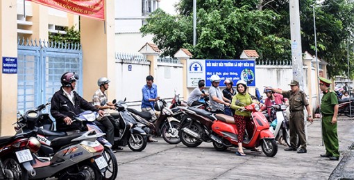 Sắp xếp giao thông trước cổng

Trường Tiểu học Tô Hiến Thành