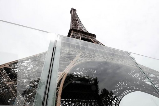 Tháp Eiffel được dựng tường kính chống đạn