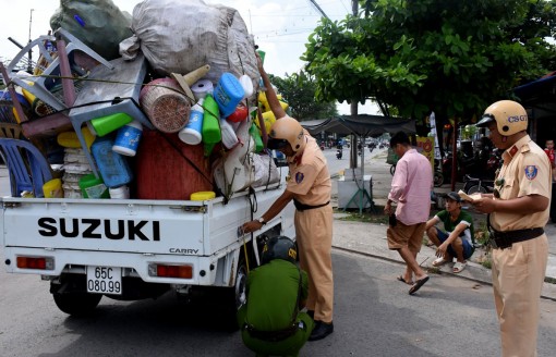 Kiên quyết xử phạt người điều khiển xe mang vác vật cồng kềnh, không gương chiếu hậu