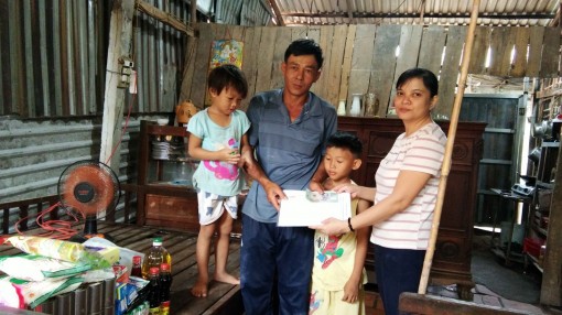 Nhóm từ thiện của chị Tuyết Lan thăm và tặng quà cho gia đình anh Út-chị Mến ở Phong Điền
