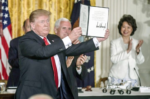 Ông Trump ra lệnh thành lập Quân chủng Không gian