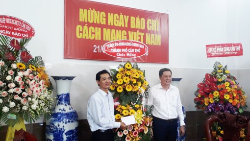 Lãnh đạo TP Cần Thơ thăm và chúc mừng các cơ quan báo chí
