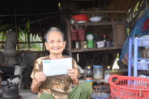 Giúp đỡ cụ già neo đơn, vất vả mưu sinh