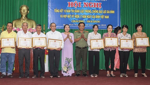 Tuyên dương, khen thưởng 46 gia đình văn hóa tiêu biểu