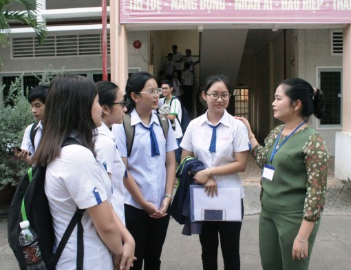 Gần 13.000 thí sinh ở TP Cần Thơ đến các điểm thi làm thủ tục