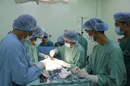 Cứu sống thai nhi có dây rốn thắt nút và quấn cổ