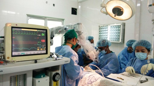 Khiếm thính bẩm sinh và phương pháp cấy ốc tai điện tử