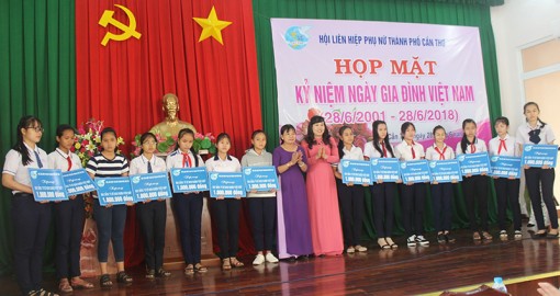 Họp mặt kỷ niệm Ngày Gia đình Việt Nam