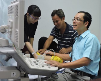 Khám bệnh, tặng nhà cho người nghèo, người có hoàn cảnh khó khăn Khám bệnh, tặng nhà cho người nghèo, người có hoàn cảnh khó khăn