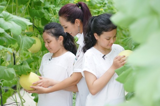 Xem mẹ con Thanh Vân Hugo, siêu mẫu Thúy Hạnh hào hứng “làm nông dân”