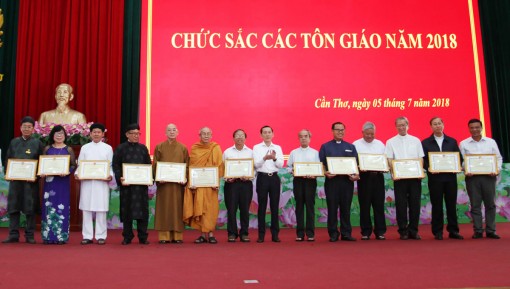 Phát huy vai trò đồng bào các tôn giáo trong giữ gìn an ninh trật tự