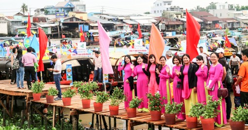 Rộn ràng Ngày hội Du lịch Văn hóa Chợ nổi Cái Răng 2018