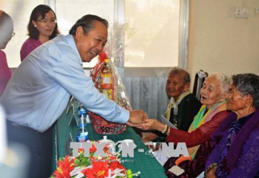 Phó Thủ tướng Thường trực Chính phủ

Trương Hòa Bình thăm, tặng quà Mẹ Việt Nam Anh hùng, gia đình chính sách tại Tiền Giang và Long An